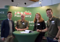 Tobias Linnemanstöns von der Frutania GmbH sowie Jan Robben, Loes Nijenhuis und Jan van Anken Robben von Flevo Berry B.V., einem Züchtungsunternehmen mit dem Fokus auf Erdbeeren.